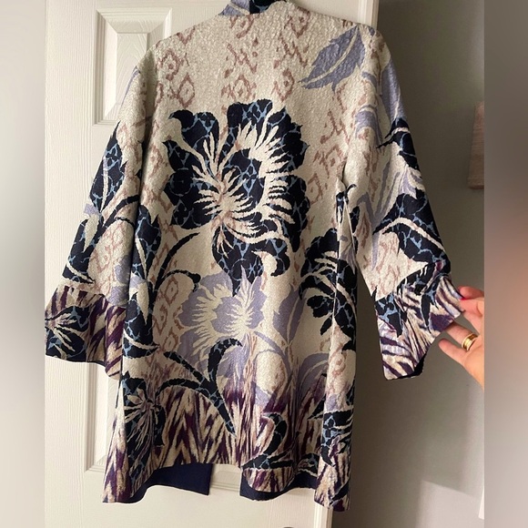 Chico’s Women Mid length open duster with a gorgeous floral print in size 2 NWOT - Picture 2 of 7